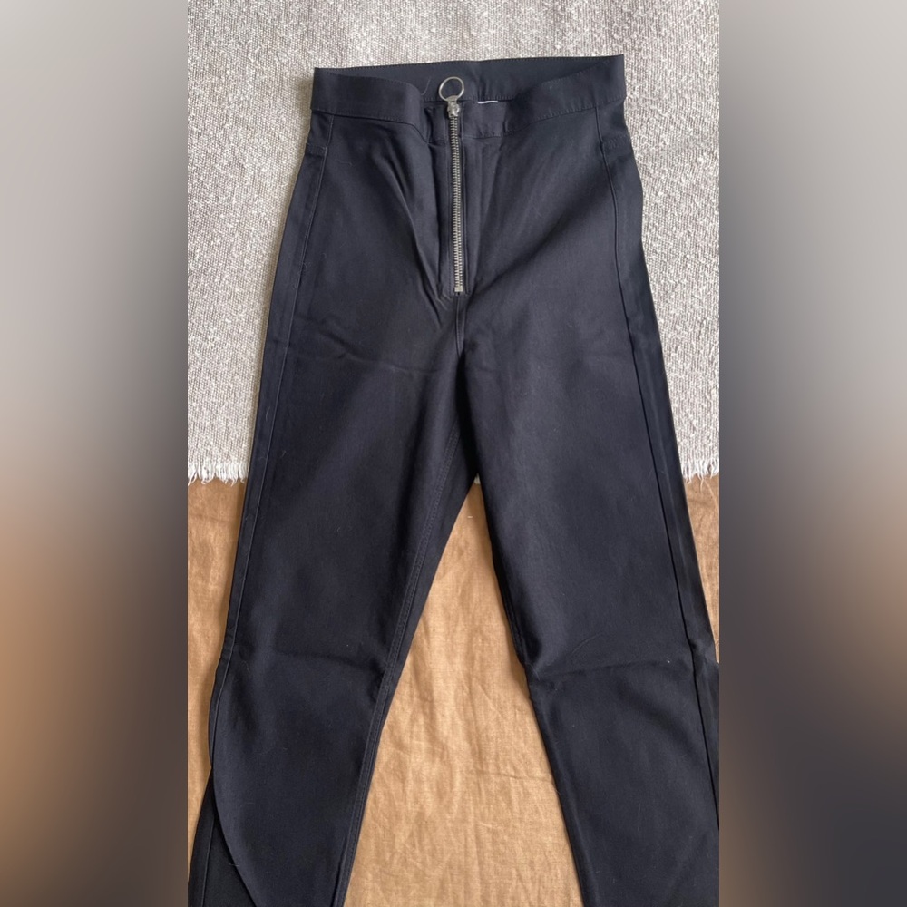 H&M skinny pants in black.